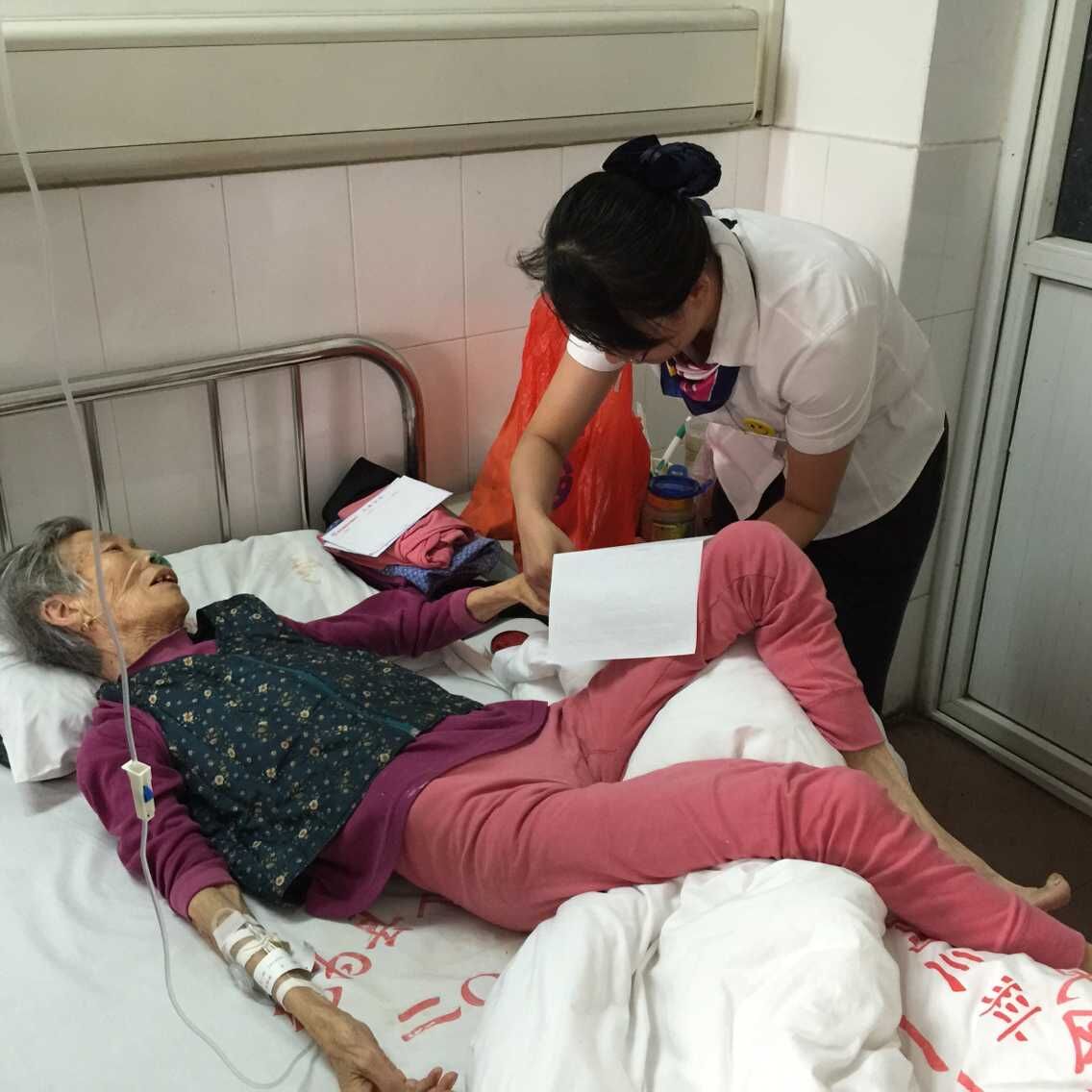 七旬老人重病卧床 村镇银行上门帮忙